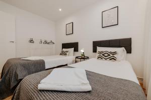two beds sitting next to each other in a room at Logroño Urban Home in Logroño
