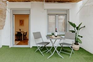 a patio with a table and chairs and a table at Logroño Urban Home in Logroño