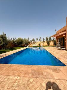 マラケシュにあるThe Atlas View and Elegant Villa Marrakechの庭の大型スイミングプール