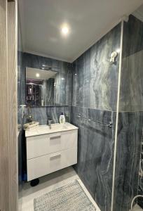 een badkamer met een wastafel en een douche bij Patty House in Napels