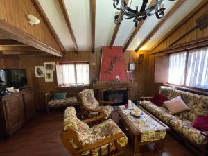 una sala de estar con un sofá y una mesa en El Hayedo de Argovejo, en Argovejo