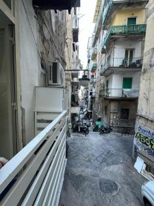 een steegje met een gebouw en een magnetron bij Patty House in Napels