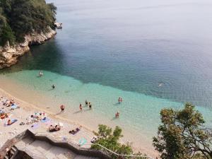 un grupo de personas en el agua en una playa en Apartman Linnea, en Rijeka