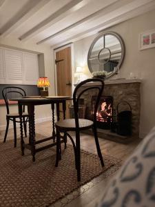 Grade II listed Cottage in Oundle with private courtyard的休息区