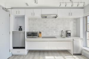 Dapur atau dapur kecil di The King Street House By Kasa