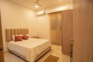 LoricaCasa Chongui的一间带一张床和一个衣柜的小卧室