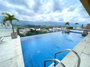 a large swimming pool on top of a building at Clubh310 Apartamento con piscina, gimnasio y barbacoa, vistas a la coordillera in Armenia
