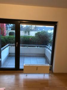 an empty room with a large sliding glass door at 3-Zimmer City-Apartment, Essen Zentral & Komfortabel in Huttrop