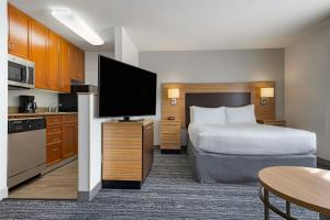 Una cocina o zona de cocina en TownePlace Suites by Marriott Ontario Airport
