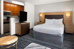 Una cocina o zona de cocina en TownePlace Suites by Marriott Ontario Airport
