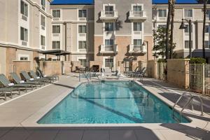 una piscina en la azotea de un edificio en TownePlace Suites by Marriott Ontario Airport, en Rancho Cucamonga