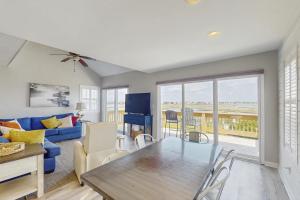 Gallery image of Carolina Sunshine Waterfront in North Topsail Beach +20 photos
