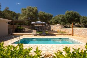 Bazén v ubytovaní Lefkolia Retreat alebo v jeho blízkosti