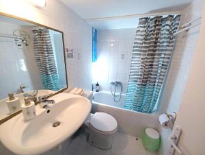 A bathroom at Green tea balcony - quiet & cozy- Ano Glyfada Még 8 kép