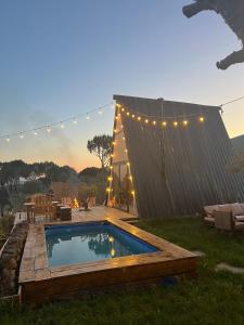 ein Garten mit Swimmingpool und Lichterkette in der Unterkunft Kunuz in Mīmis + 52 Fotos