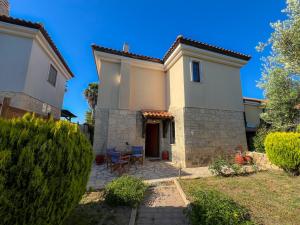una casa con un patio di fronte di Villa Posidi with Private Pool and Sea View a Possidi