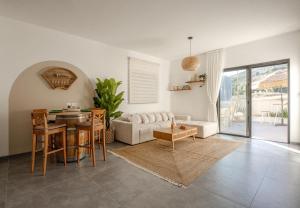 Posezení v ubytování טל תאי בוטיק - Tal Thai Boutique