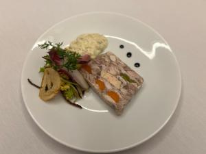 Makanan di atau berdekatan hotel