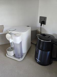 Set per la preparazione di tè e caffè presso Carlos Villa Poolside