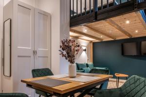 a dining room with a table and green chairs at Oran Apartment 3 in Berlin