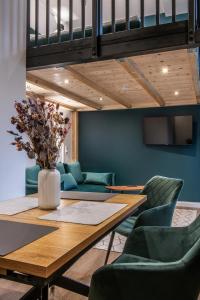 a dining room with a table and green chairs at Oran Apartment 3 in Berlin