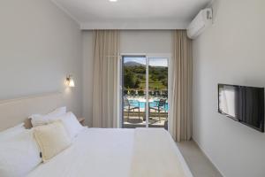Postel nebo postele na pokoji v ubytování Limanaki Hotel