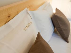 a white pillow with the word honey written on it at ZAMURA Casa in Bozioru
