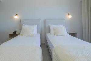 Postel nebo postele na pokoji v ubytování Limanaki Hotel