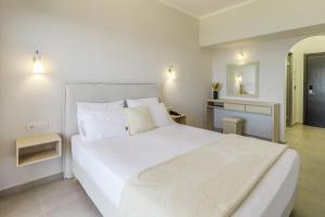 Postel nebo postele na pokoji v ubytování Limanaki Hotel