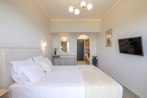 Postel nebo postele na pokoji v ubytování Limanaki Hotel