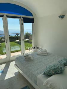 una camera da letto con un letto con vista sull'oceano di The little tower of Minuta a Scala