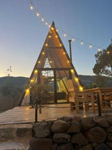 un ponte di legno con una tenda illuminata con luci di Kunuz  Altre 52 foto