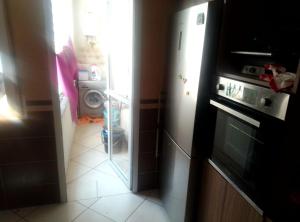 una piccola cucina con frigorifero e una lavanderia di إقامة الصابرين تطوان a Tétouan