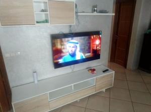 una televisione su una parete in soggiorno di إقامة الصابرين تطوان a Tétouan Altre 3 foto