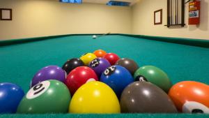 a group of billiard balls on a pool table at Apartamento Vista Mar a 50m da Praia dos Anjos com Piscina, Churrasqueira Privativa e Estrutura de Lazer Completa in Arraial do Cabo