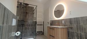 Ένα μπάνιο στο Ferienwohnung Coproyshof am See in Wesel am Niederrhein 5 Sterne DTV-Klassifizierung 6 Personen