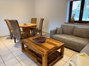 a living room with a couch and a table at Ferienwohnung in Adelheidsdorf