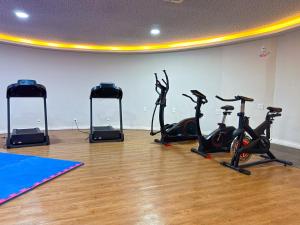 a gym with three exercise bikes in a room at Apartamento Vista Mar a 50m da Praia dos Anjos com Piscina, Churrasqueira Privativa e Estrutura de Lazer Completa in Arraial do Cabo