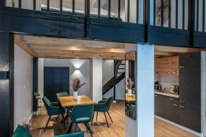 a room with a table and chairs and a loft at Oran Apartment 7 in Berlin