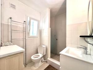 Maison 12 personnes max proche Mer et parkings gratuits في لو غراو دو روا: حمام أبيض مع مرحاض ومغسلة