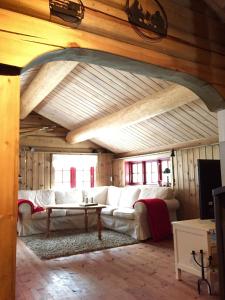 un soggiorno con un divano bianco e un tavolo di Holiday cabin, Kristianplass at Bjorli, Lesja a Bjorli