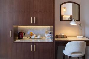 フヴァルにあるHeritage Hotel Park Hvarの木製のキャビネットと椅子と鏡のあるキッチン