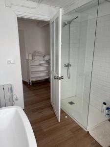 Un baño con ducha con puerta de cristal. en Casa Castro, en Lamas 18 fotos más