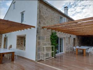 Un patio con pérgolas de madera en un edificio. en Casa Castro, en Lamas