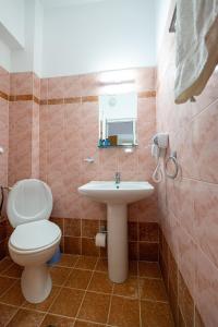 Koupelna v ubytování Classic Rooms + 26 fotografií