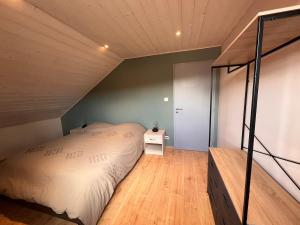 a bedroom with a large bed in a room at Appartement 4 personnes in Les Fourgs