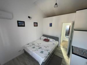 a small bedroom with a bed in a room at LaNoi 26 in Mangalia