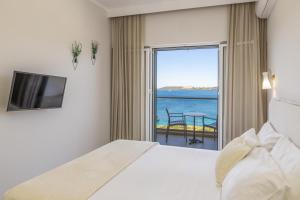 Postel nebo postele na pokoji v ubytování Limanaki Hotel