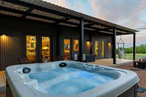 Fotografie z fotogalerie ubytování Container Haus, Hot Tub, Cowboy Pool, Pet Friendly! v destinaci Fredericksburg