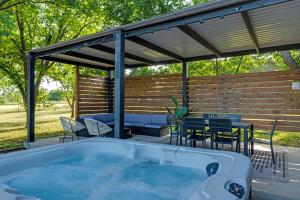 Fotografie z fotogalerie ubytování Container Haus, Hot Tub, Cowboy Pool, Pet Friendly! v destinaci Fredericksburg